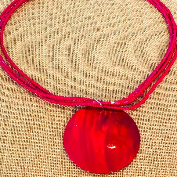 MAGENTA PINK POLISHED MOTHER OF PEARL NECKLACE - Picture 1 of 1